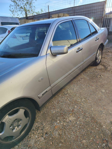 MERCEDES-BENZ CLASE E (BM 210) BERLINA