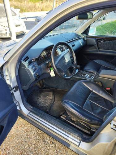 MERCEDES-BENZ CLASE E (BM 210) BERLINA