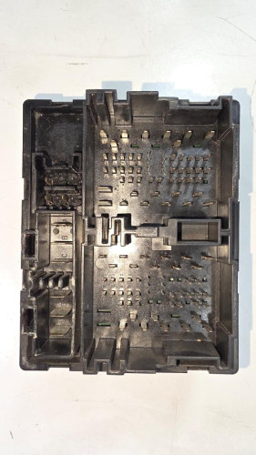 CAJA RELES / FUSIBLES