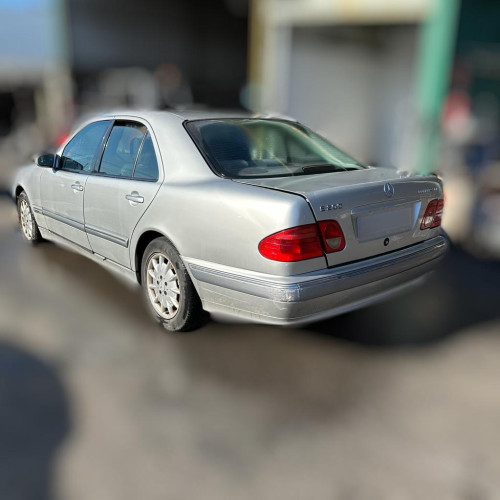 MERCEDES-BENZ CLASE E (BM 210) BERLINA